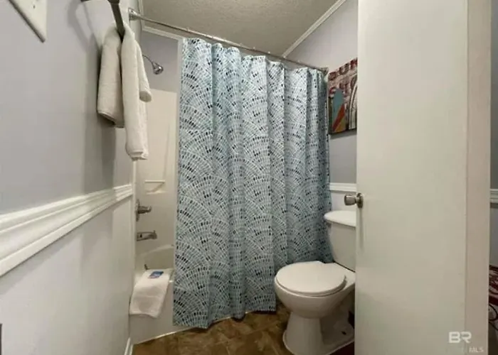 Pet Friendly Access Sleeps 6 Paradise Isle Apartment *